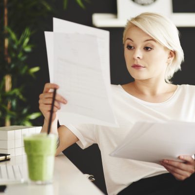 Cenzor asociație proprietari verificând situația financiară